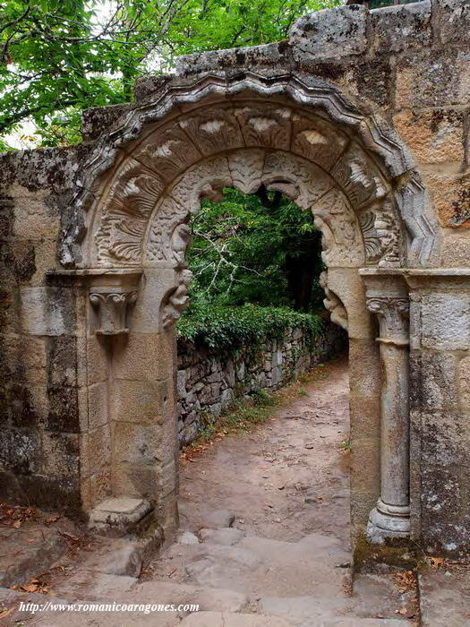 PORTADA DE ACCESO AL CLAUSTRO